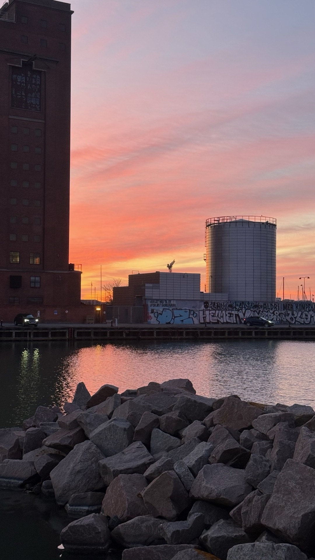 Solnedgang over havnen, varmen og roen man giver væk i et gavekort